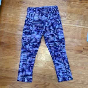 Lululemon Size 4 Purple Pattern Cropped Leggings